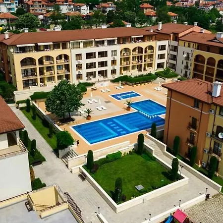 Apartamento чудесно място с басейн 
