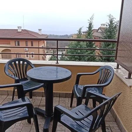 Apartamento чудесно място с басейн 