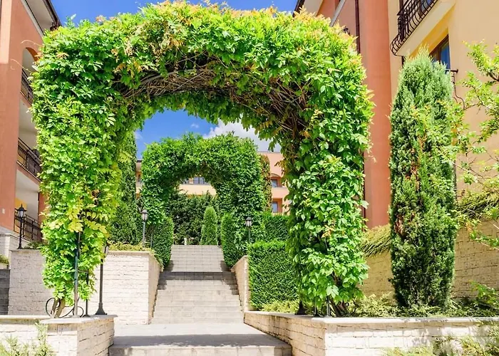 아파트 чудесно място с басейн 