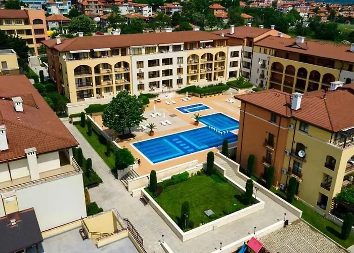 아파트 чудесно място с басейн 